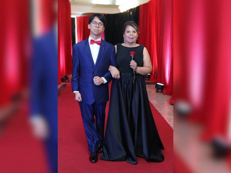 Prom 2024 de la England School, una velada investida de elegancia