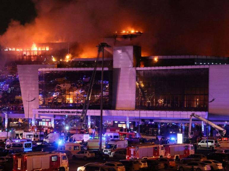 Desgarradoras imágenes del luto en Moscú por muertos en atentado; hay sospechosos capturados