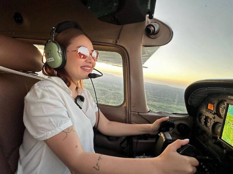 Jennifer Aplícano sorprende al pilotar una aeronave por primera vez