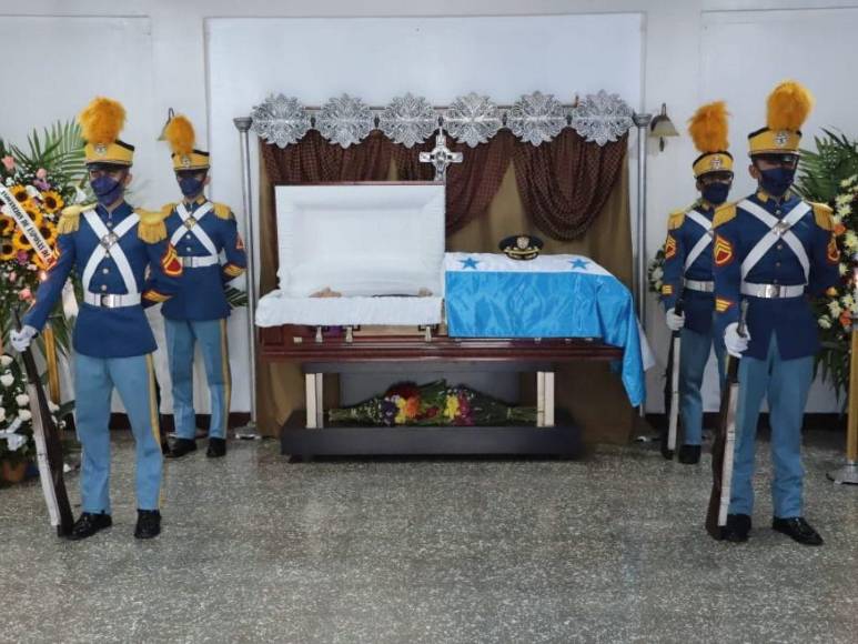 Así fue el sepelio del general de aviación José Enrique Soto Cano en La Paz