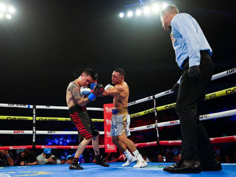 Los mejores momentos de la pelea de Teófimo López contra Steve Claggett