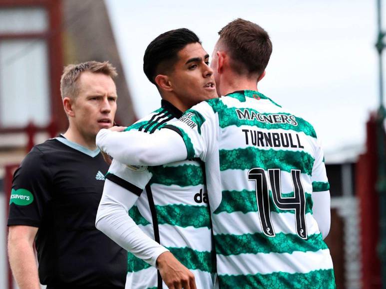 ¿Con homenaje a Pavón? Así celebró Luis Palma su primer gol con el Celtic en Escocia