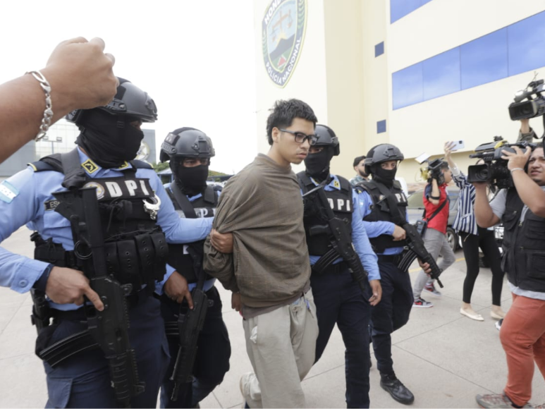 Con “señas de la 18” y patadas, así fue trasladado sexto acusado por crimen en mudanza