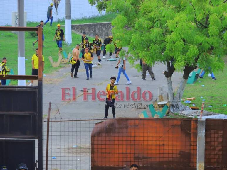 Pánico y caos: Así fue el zafarrancho provocado por aficionados del Real España en el estadio Olímpico (FOTOS)