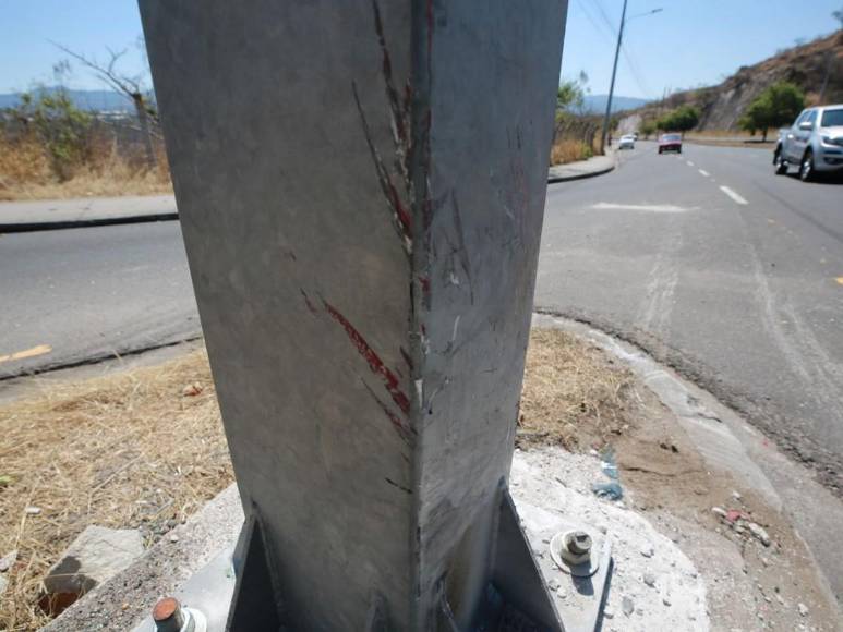 Fotos inéditas de la zona del accidente en el anillo periférico donde murieron dos universitarias