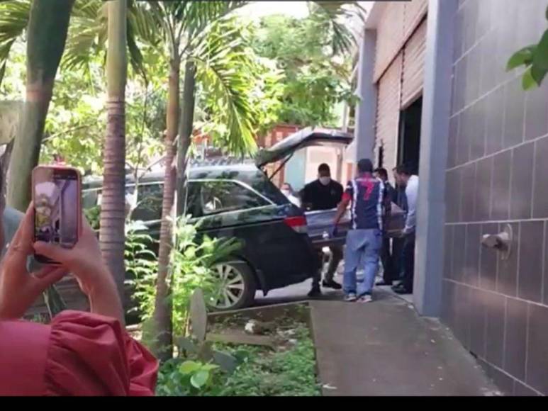 Sumidos en el dolor, familiares retiran cuerpos de jóvenes asesinados tras mudanza