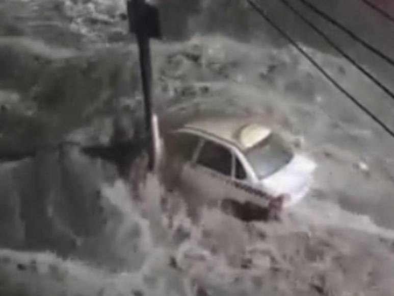 Pareja muere tras quedar atrapada en su auto por fuertes lluvias en Argentina