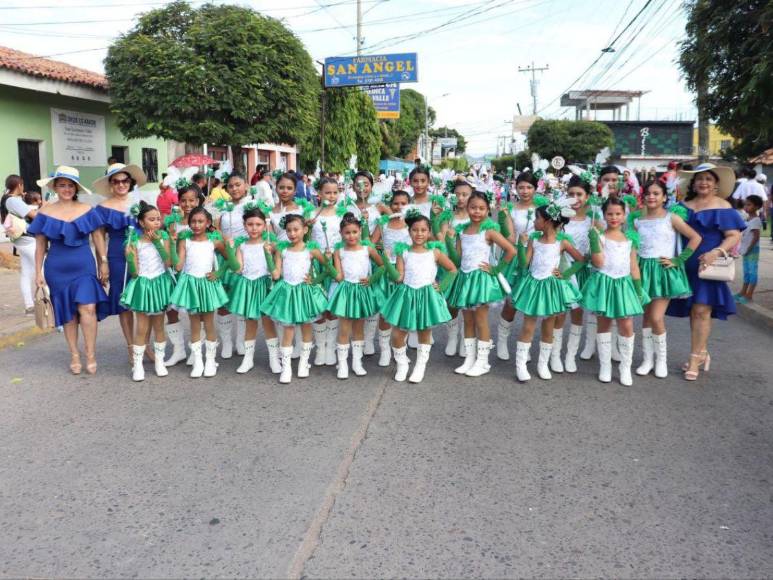Maestras hondureñas que se robaron las miradas en los desfiles de independencia patria