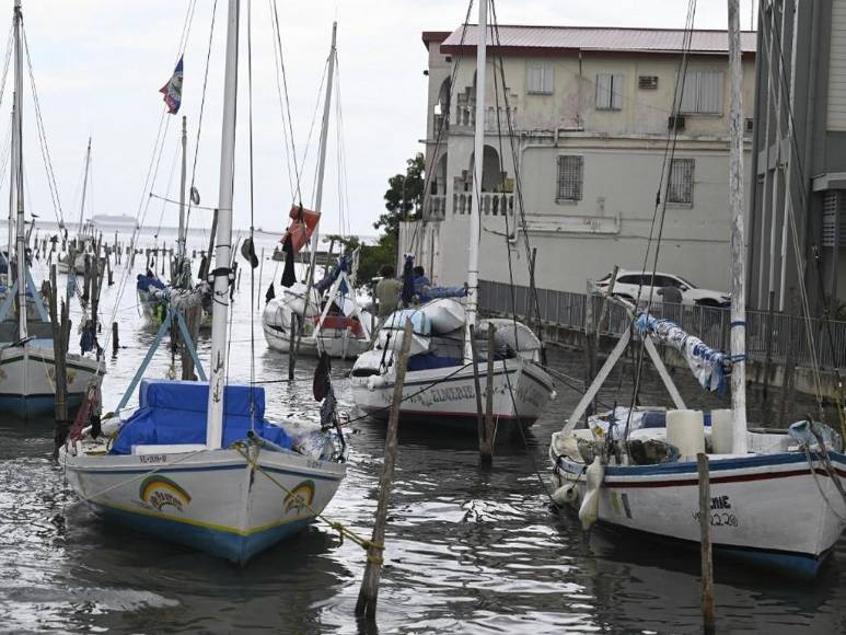 Belice se prepara para embate del huracán Lisa tras su paso por zona insular de Honduras