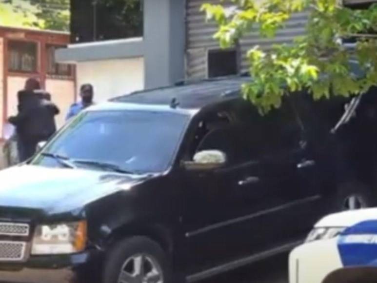 Sumidos en el dolor, familiares retiran cuerpos de jóvenes asesinados tras mudanza