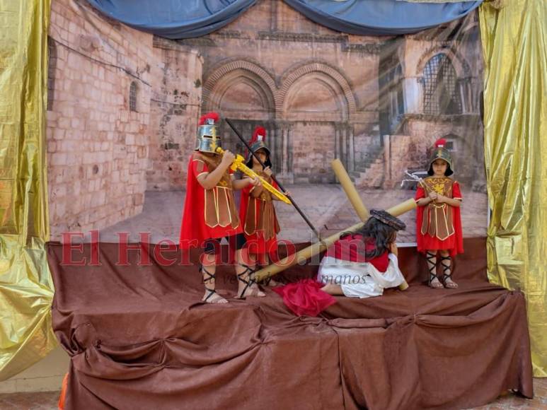 Comayagua viste de arte el Viernes Santo con las alfombras de aserrín (Fotos)