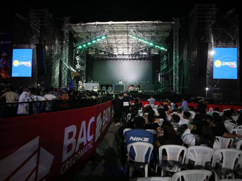 Así es el ambiente del concierto de Bizarrap y Duki en la capital