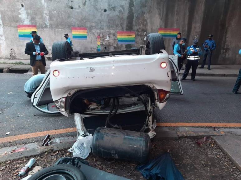 Los destrozos del taxi que “voló” desde puente en barrio Guadalupe y dejó cuatro heridos