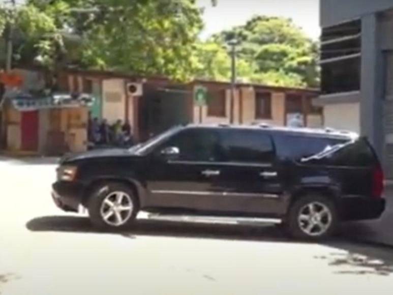 Sumidos en el dolor, familiares retiran cuerpos de jóvenes asesinados tras mudanza