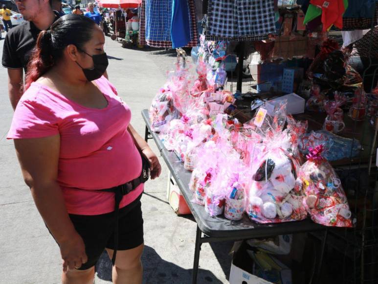 Flores, chocolates y peluches: calles de Tegucigalpa se llenan de detalles previo al Día de San Valentín