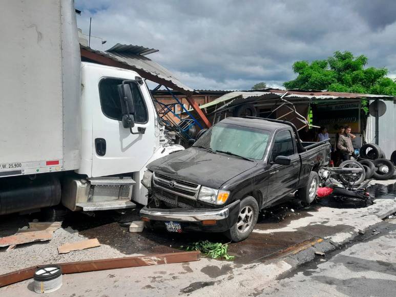 Accidente en bulevar FFAA: Dos heridos, 11 vehículos afectados y negocios destruidos