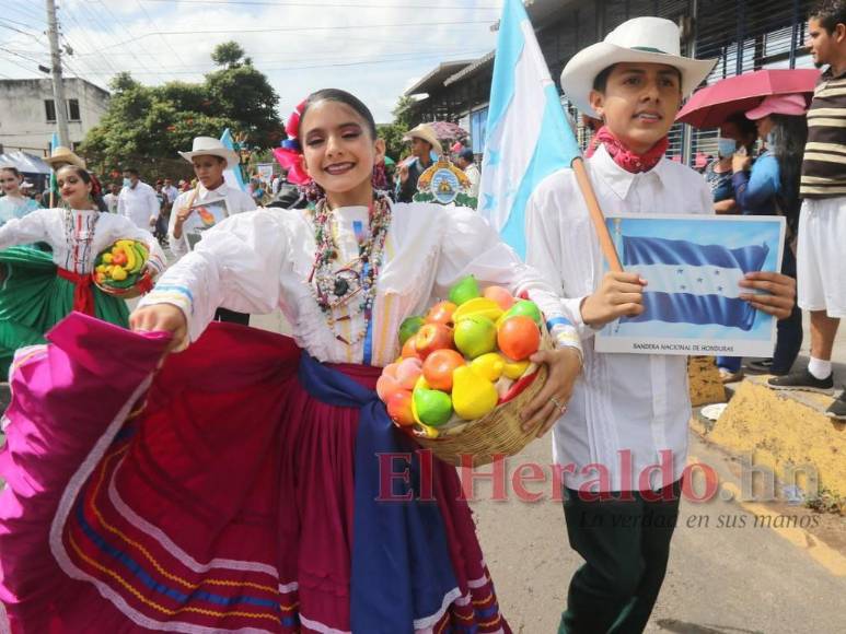 Color, cultura y creatividad: Los mejores trajes típicos de los desfiles patrios (Fotos)