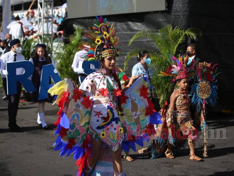 Color, cultura y creatividad: Los mejores trajes típicos de los desfiles patrios (Fotos)