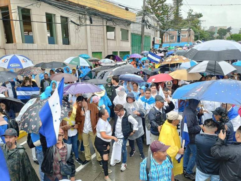 Bajo la lluvia, “Ejército Ciudadano de Paz” marcha contra el Foro de Sao Paulo