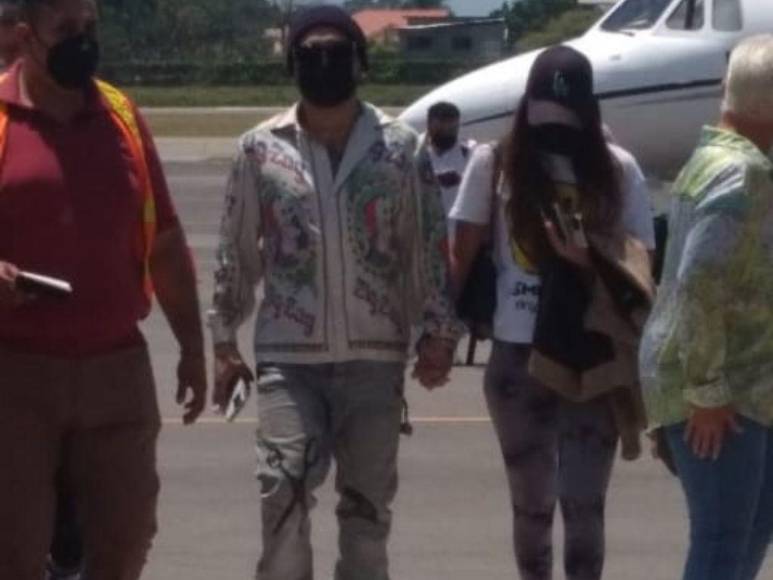 Christian Nodal fue visto de la mano con una mujer en Honduras: ¿de quién se trata?