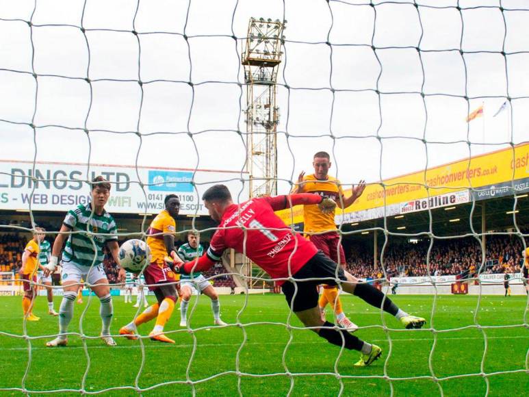 ¿Con homenaje a Pavón? Así celebró Luis Palma su primer gol con el Celtic en Escocia