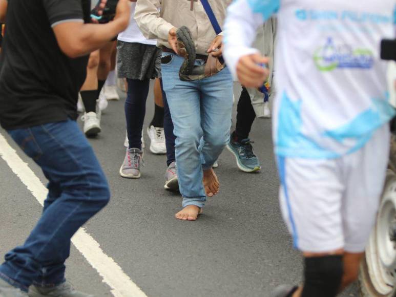 ¡Vuelve Alexander! joven que corre descalzo retoma la carrera junto a Shin Fujiyama