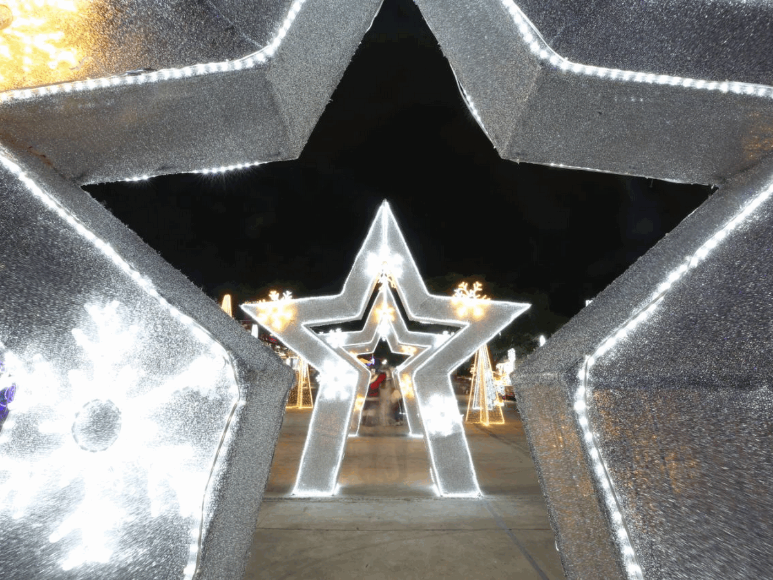 Luces, diversión y juegos en la Villa Navideña del bulevar Juan Pablo II