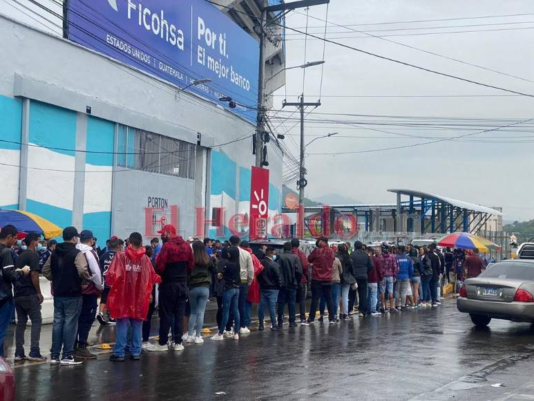 ¡Muestra de fidelidad! Afición de Motagua abarrota el Nacional pese a lluvias y una alerta amarilla