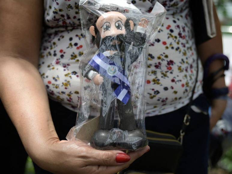 Desde el beso hasta disfraces: curiosidades que dejó la toma de posesión de Bukele