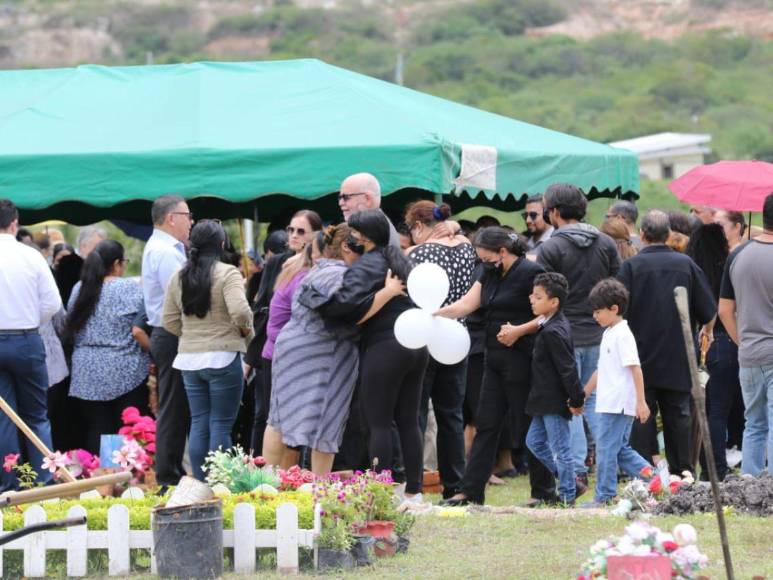 Sin poder verlo por última vez, familiares se despiden de Elvin Izaguirre
