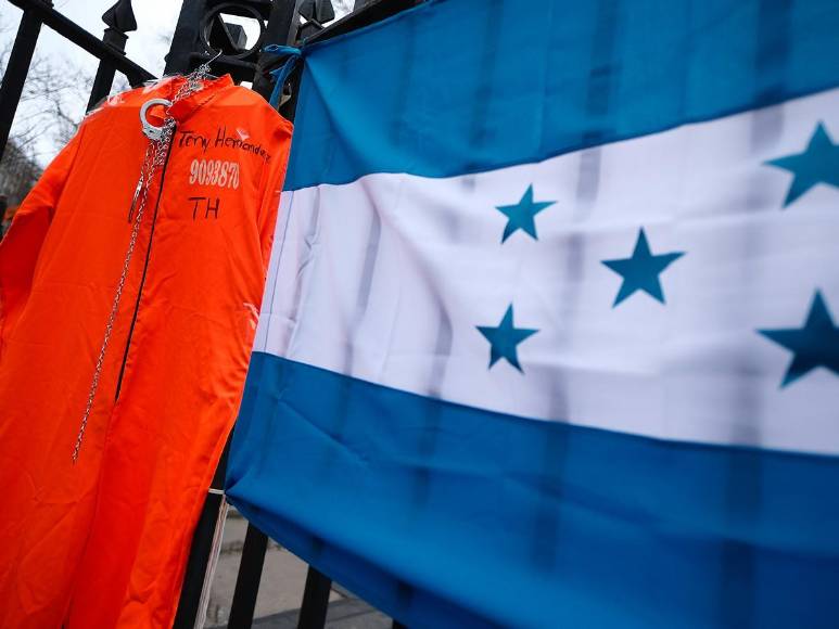 Con nombre y número de reo: manifestantes exhiben frente a la Corte uniforme para JOH