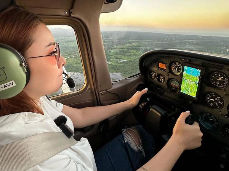 Jennifer Aplícano sorprende al pilotar una aeronave por primera vez