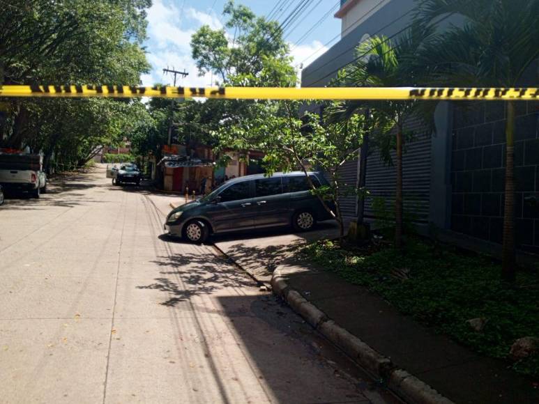 Sumidos en el dolor, familiares retiran cuerpos de jóvenes asesinados tras mudanza