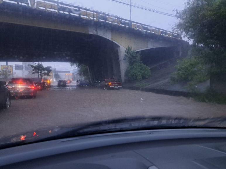 Calles inundadas, autos atrapados y daños por lluvias en la capital