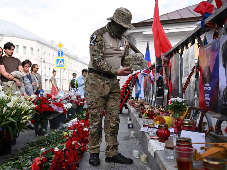 “Los enemigos lo mataron, pero esperamos venganza”: Seguidores de Prigozhin exigen justicia y lo despiden con altares