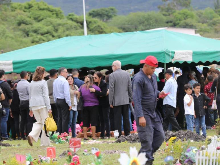 Sin poder verlo por última vez, familiares se despiden de Elvin Izaguirre