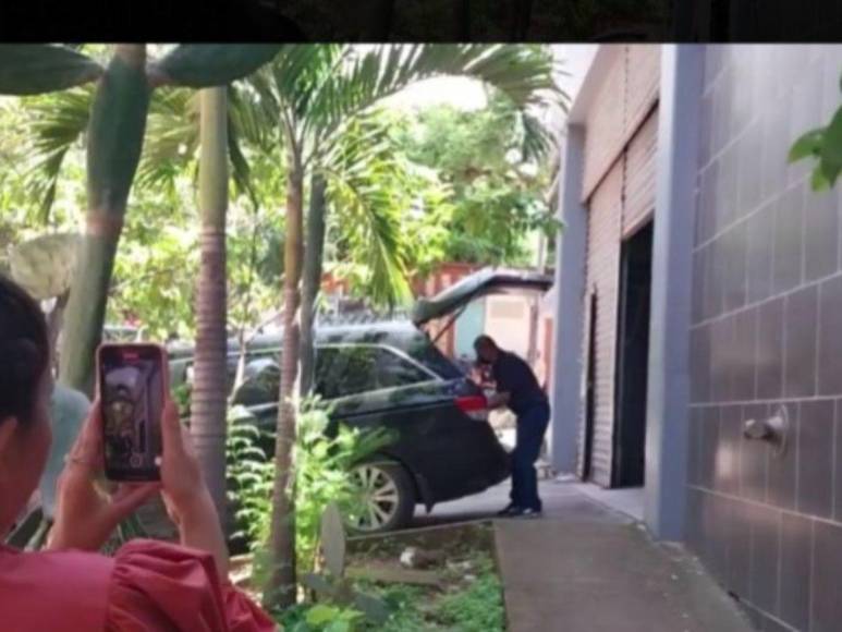 Sumidos en el dolor, familiares retiran cuerpos de jóvenes asesinados tras mudanza