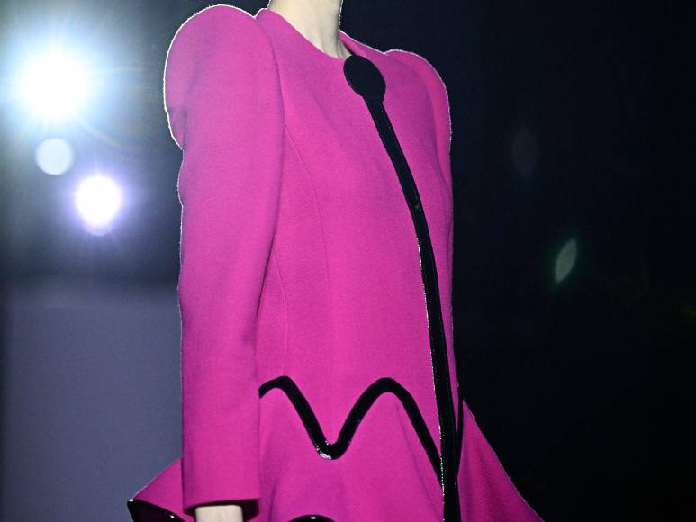 Una inmersión acuática y espacial de Pierre Cardin en París