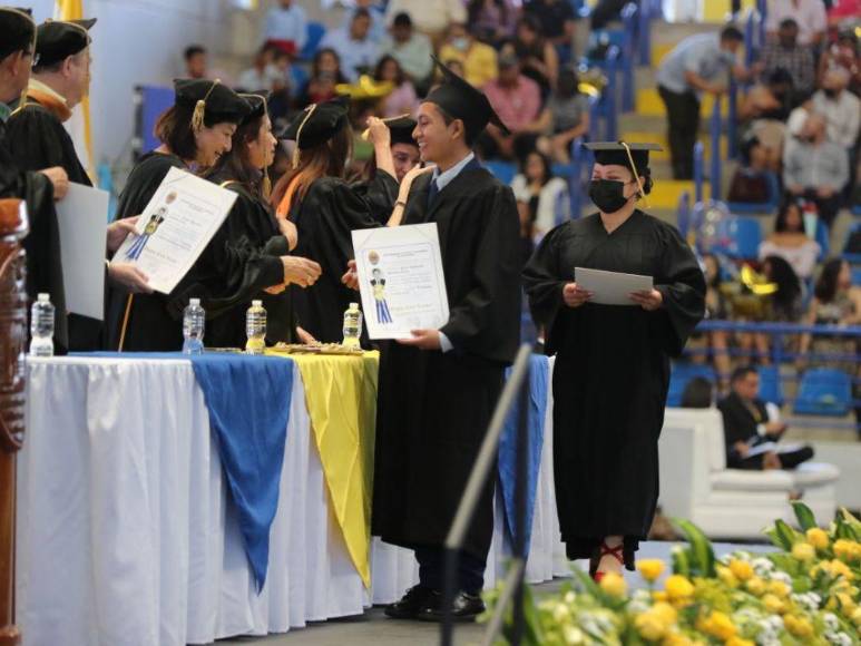 Emoción y lágrimas en las primeras graduaciones de 2023 en la UNAH