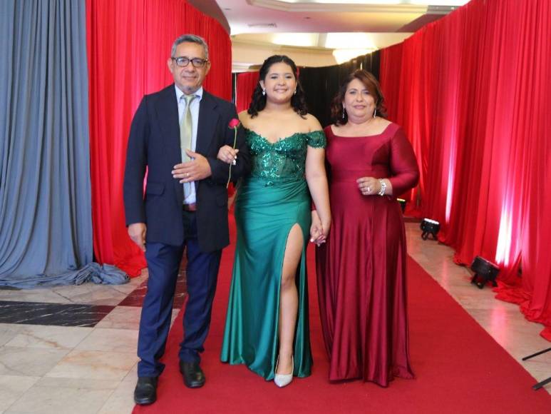 Prom 2024 de la England School, una velada investida de elegancia