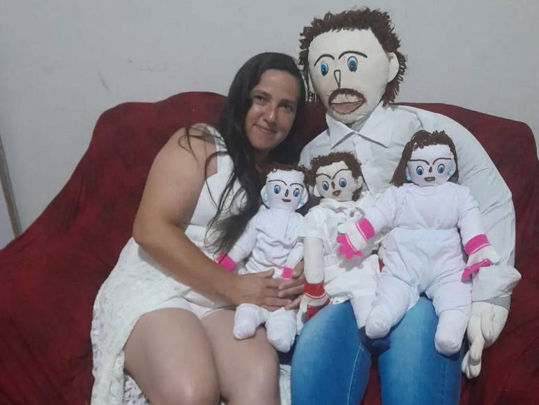 Mujer brasileña casada con muñeco “dio a luz a gemelas en parto normal”