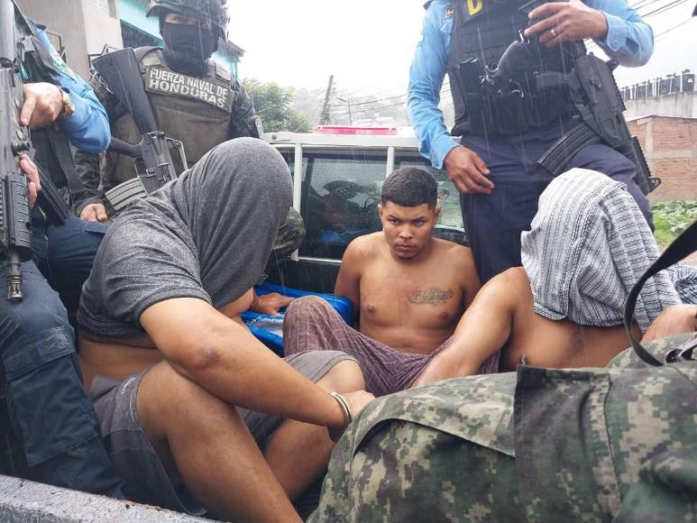 Policías acuden a Villa Nueva por tiroteo y rapto de un joven y hallan cementerio clandestino