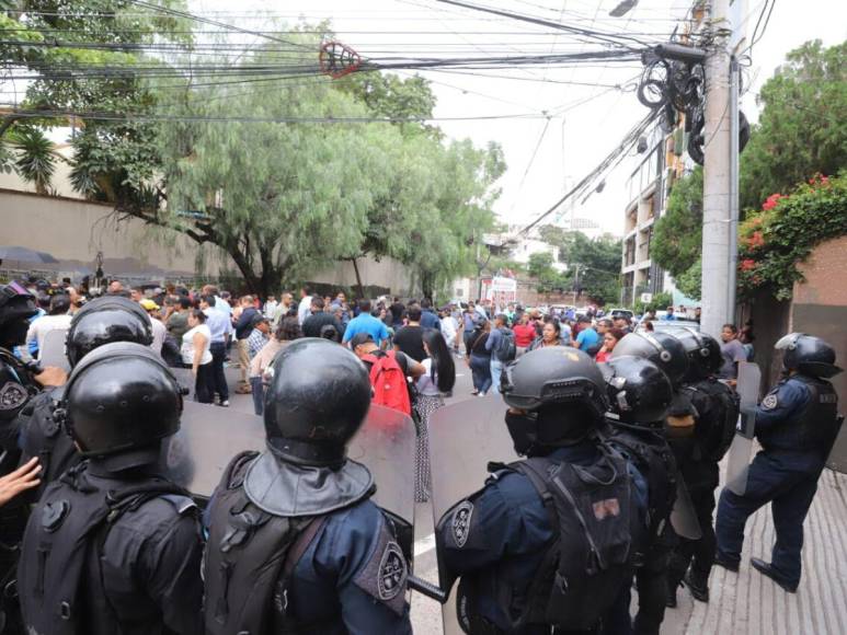 Fuertes enfrentamientos entre el BOC y colectivos de Libre frente el MP
