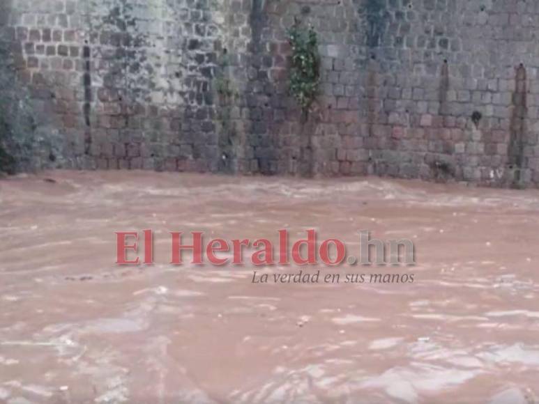 Caos y vulnerabilidad: así luce la capital tras varios minutos de lluvia