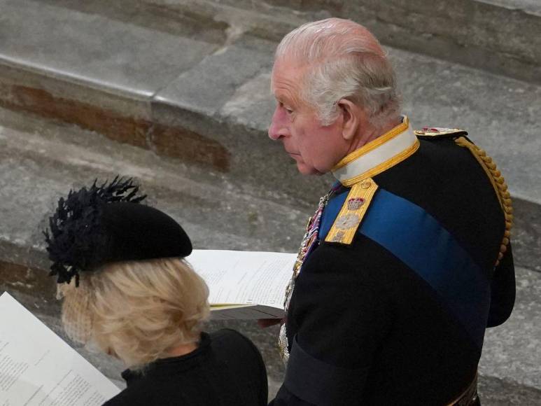 Papel de baño y frutas que no comerá: las extrañas exigencias del rey Carlos III