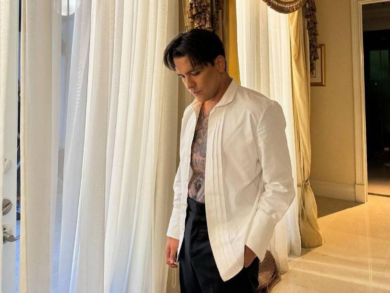 Christian Nodal reaparece en redes con “anillo de bodas”; internautas lo critican