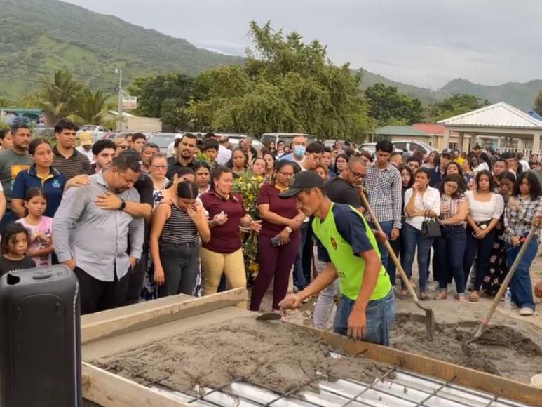 “Donde estés te voy a buscar, bebé”: Emotivo entierro de Mía Cáceres