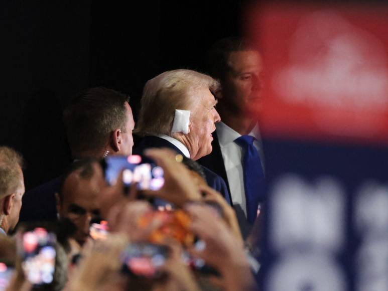 Entre aplausos y con la oreja vendada: Trump asiste a convención republicana