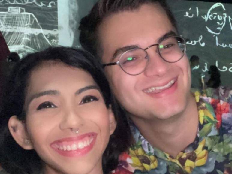 Una relación con estrictos acuerdos: así es el noviazgo de Daniel con Carmen, siamesa que comparte pelvis con su hermana