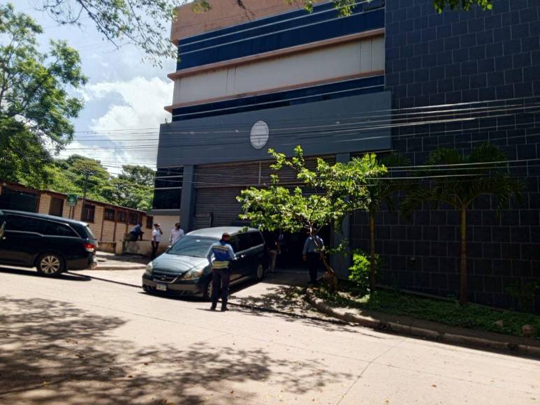 Sumidos en el dolor, familiares retiran cuerpos de jóvenes asesinados tras mudanza